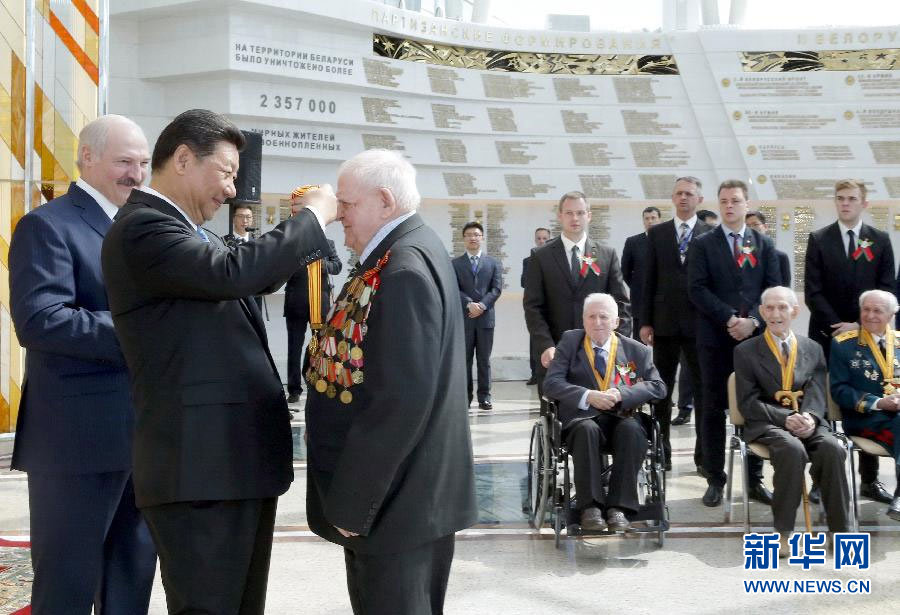 5月11日，國家主席習近平同白俄羅斯總統盧卡申科在明斯克衛國戰爭歷史博物館會見15名白俄羅斯第二次世界大戰老戰士代表。這是習近平向老戰士頒發紀念獎章。新華社記者 鞠鵬 攝