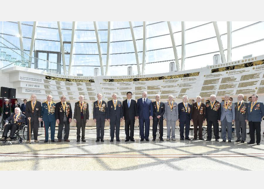 5月11日，國家主席習近平同白俄羅斯總統盧卡申科在明斯克衛國戰爭歷史博物館會見15名白俄羅斯第二次世界大戰老戰士代表。 新華社記者謝環馳 攝