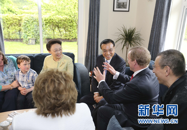 在農場主人家客廳，兩國總理夫婦與大家圍坐一堂，親切茶敘。新華社記者丁林攝 