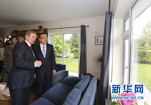 當地時間5月17日下午，正在愛爾蘭過境訪問的中國國務院總理李克強和夫人程虹在愛爾蘭總理肯尼夫婦陪同下，參觀了位于香農的加維農場。新華社記者丁林攝 
