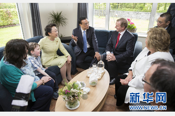 在農場主人家客廳，兩國總理夫婦與大家圍坐一堂，親切茶敘。新華社記者黃敬文攝 