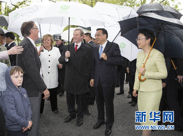 當地時間5月17日下午，正在愛爾蘭過境訪問的中國國務院總理李克強和夫人程虹在愛爾蘭總理肯尼夫婦陪同下，參觀了位于香農的加維農場。新華社記者黃敬文攝
