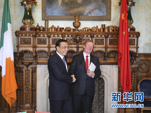 當地時間5月17日下午，中國國務院總理李克強在愛爾蘭香農同愛爾蘭總理肯尼會談後共同會見記者。 新華社記者丁林攝 
