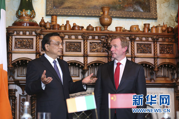 當地時間5月17日下午，中國國務院總理李克強在愛爾蘭香農同愛爾蘭總理肯尼會談後共同會見記者。 新華社記者丁林攝 