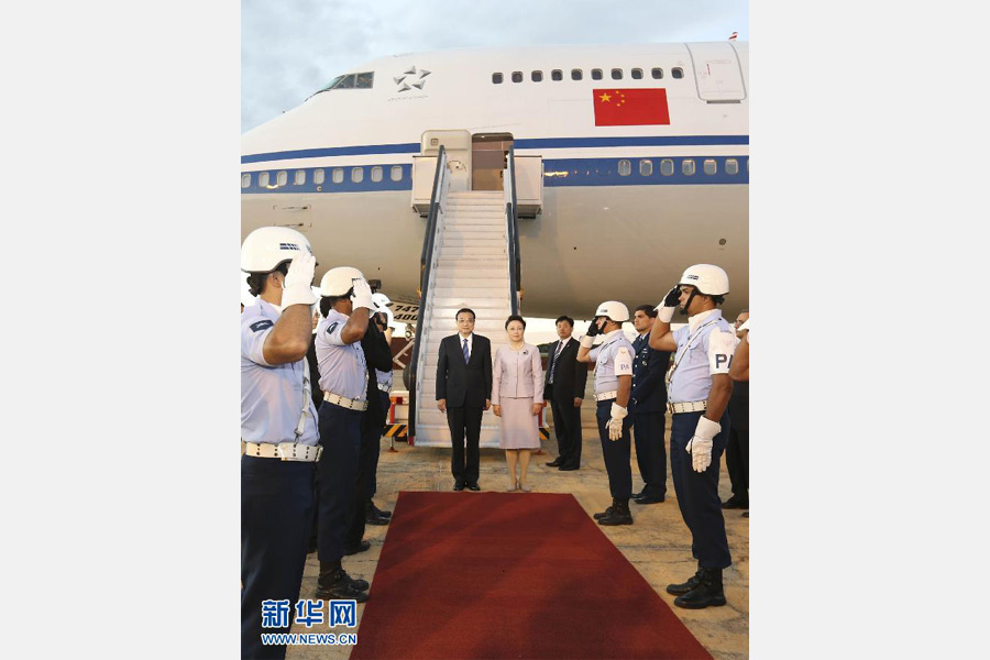 李克強總理夫人程虹同機抵達。新華社記者 丁林 攝