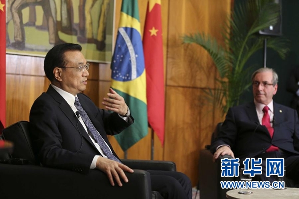 當地時間5月19日下午，中國國務院總理李克強在巴西利亞國會大廈會見巴西眾議長庫尼亞。 新華社記者 丁林 攝