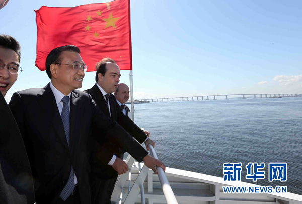 當地時間5月20日，中國國務院總理李克強在巴西裏約熱內盧登上中國産“麵包山”號渡輪，巡航瓜納巴拉灣。 新華社記者劉衛兵攝