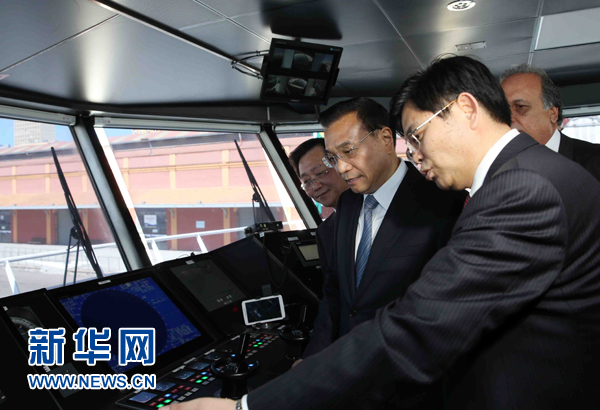 當地時間5月20日，中國國務院總理李克強在巴西裏約熱內盧登上中國産“麵包山”號渡輪，巡航瓜納巴拉灣。這是李克強察看渡輪駕駛艙。新華社記者劉衛兵攝 