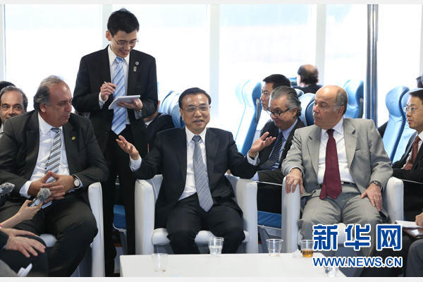 當地時間5月20日，中國國務院總理李克強在巴西裏約熱內盧登上中國産“麵包山”號渡輪，在渡輪上與20多名中巴企業家座談。 新華社記者龐興雷 攝