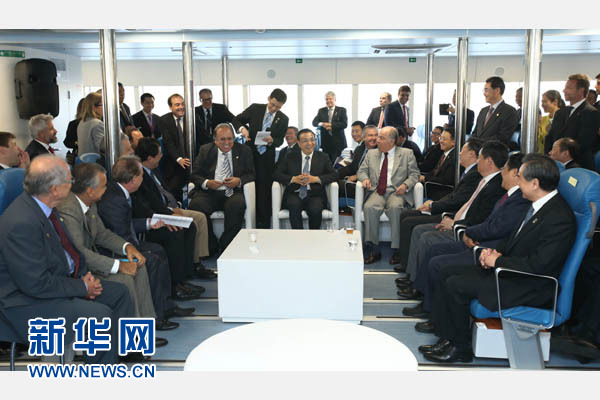 當地時間5月20日，中國國務院總理李克強在巴西裏約熱內盧登上中國産“麵包山”號渡輪，在渡輪上與20多名中巴企業家座談。 新華社記者龐興雷 攝 