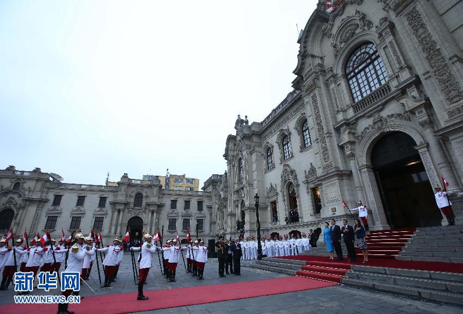 當地時間5月22日下午，中國國務院總理李克強出席秘魯總統烏馬拉在總統府廣場舉行的隆重的歡迎儀式。 新華社記者 龐興雷 攝 