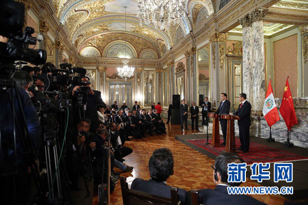 當地時間5月22日下午，國務院總理李克強在利馬同秘魯總統烏馬拉舉行會談後共同會見記者。 新華社記者 劉衛兵 攝