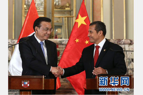 當地時間5月22日下午，中國國務院總理李克強在利馬同秘魯總統烏馬拉舉行會談後共同會見記者。 新華社記者 龐興雷 攝