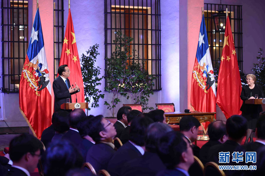 當地時間5月25日中午，國務院總理李克強在聖地亞哥總統府同智利總統巴切萊特舉行會談後共同會見記者。 新華社記者 張鐸 攝