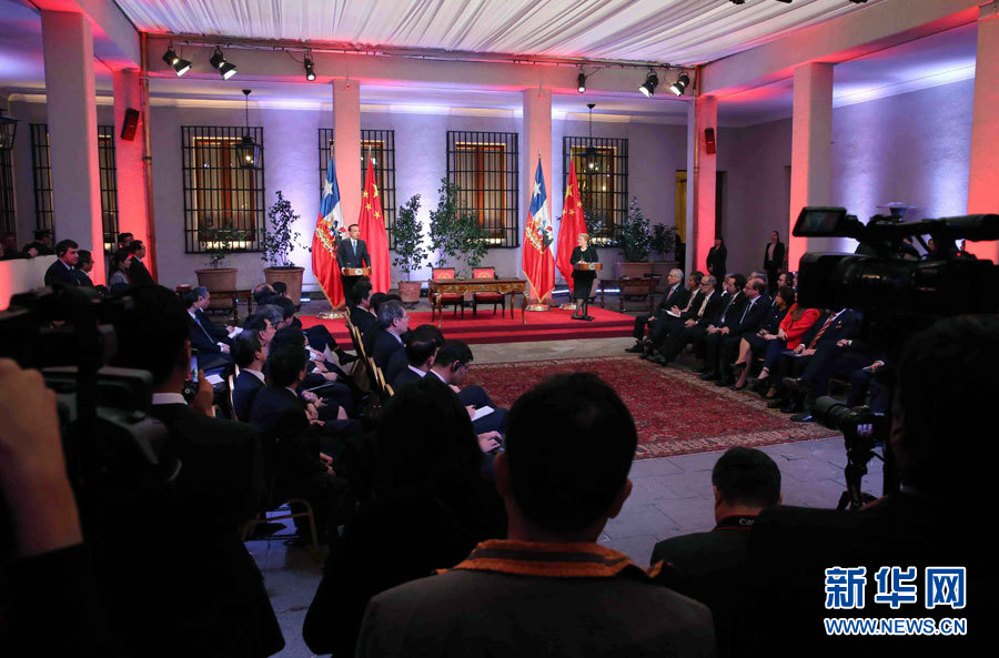 當地時間5月25日，國務院總理李克強在聖地亞哥總統府同智利總統巴切萊特舉行會談後共同會見記者。 新華社記者 劉衛兵 攝