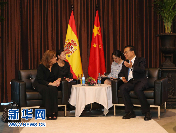 當地時間5月27日下午，國務院總理李克強在西班牙馬略卡同西班牙副首相德聖瑪麗亞舉行會見。 新華社記者劉衛兵攝 
