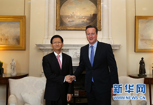 7月2日，在英國倫敦，英國首相卡梅倫（右）會見正在英國訪問的習近平主席特使、中共中央政治局委員、中央政法委書記孟建柱。新華社記者韓岩攝