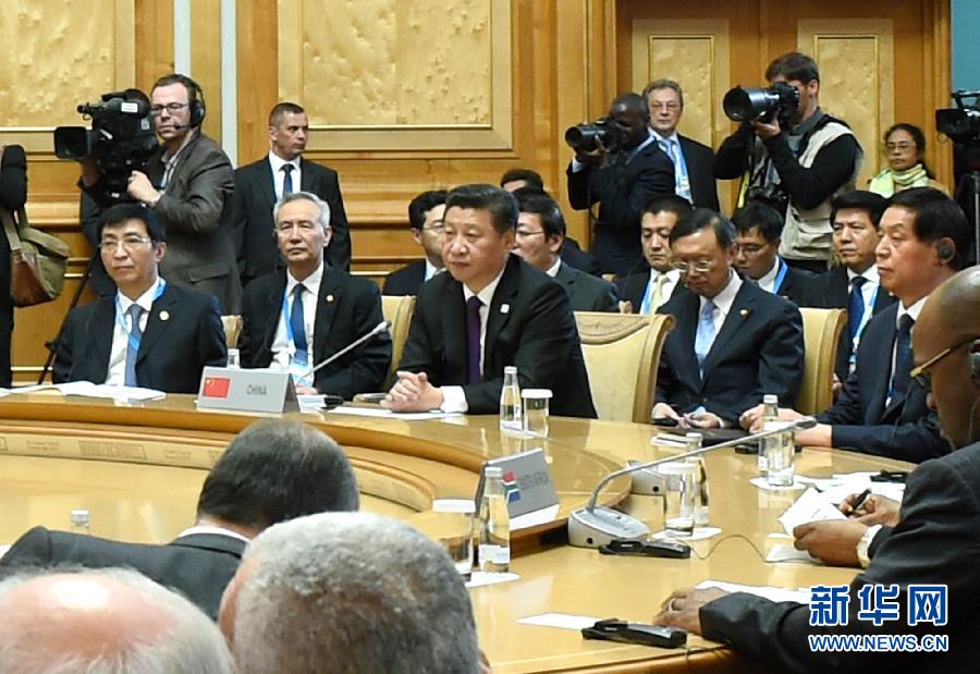 7月9日，金磚國家領導人第七次會晤在俄羅斯烏法舉行。中國國家主席習近平、俄羅斯總統普京、巴西總統羅塞夫、印度總理莫迪、南非總統祖馬出席。這是習近平主席出席大范圍會議。新華社記者 饒愛民 攝 