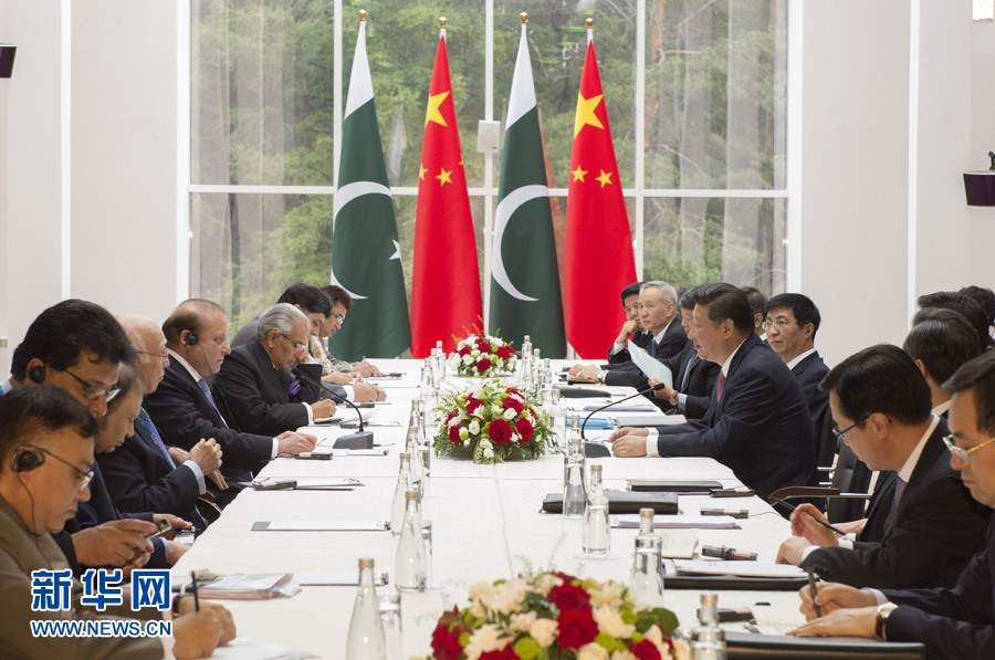  7月10日，國家主席習近平在俄羅斯烏法會見巴基斯坦總理謝裏夫。 新華社記者謝環馳攝 