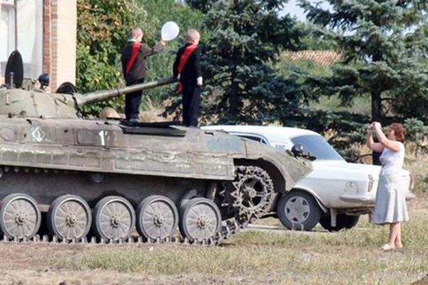一個烏克蘭小男孩的爸爸開著坦克車送他入學。（網頁截圖）