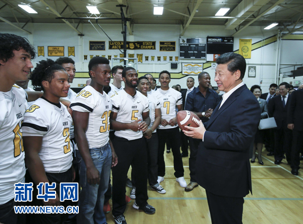 9月23日，國家主席習近平參觀美國塔科馬市林肯中學。這是習近平在學校體育館，與上橄欖球訓練課的學生們親切交談。 新華社記者蘭紅光攝 
