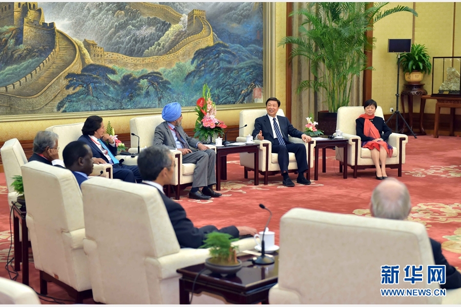 10月19日，國家副主席李源潮在北京會見出席由中國人民對外友好協會、北京師范大學、新興市場論壇共同舉辦的“2015北京新興市場論壇”的外國客人。 新華社記者 李濤 攝