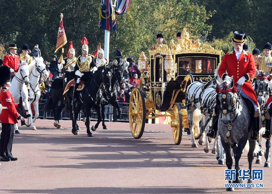 這是習近平和夫人彭麗媛在女王夫婦陪同下，乘坐皇家馬車前往白金漢宮下榻。 新華社記者 張鐸 攝