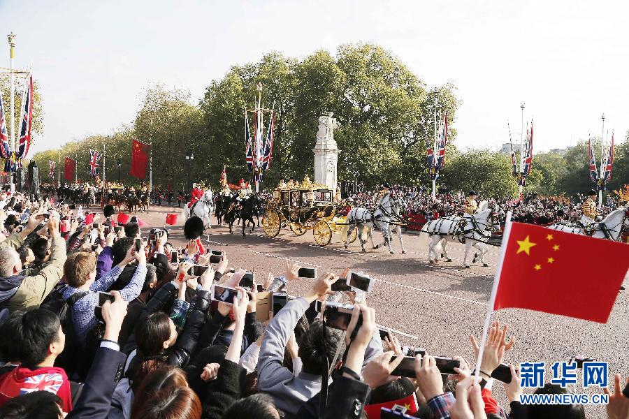 這是習近平和夫人彭麗媛在女王夫婦陪同下，乘坐皇家馬車前往白金漢宮下榻。新華社記者 周磊 攝