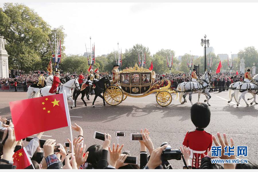 這是習近平和夫人彭麗媛在女王夫婦陪同下，乘坐皇家馬車前往白金漢宮下榻。新華社記者 周磊 攝