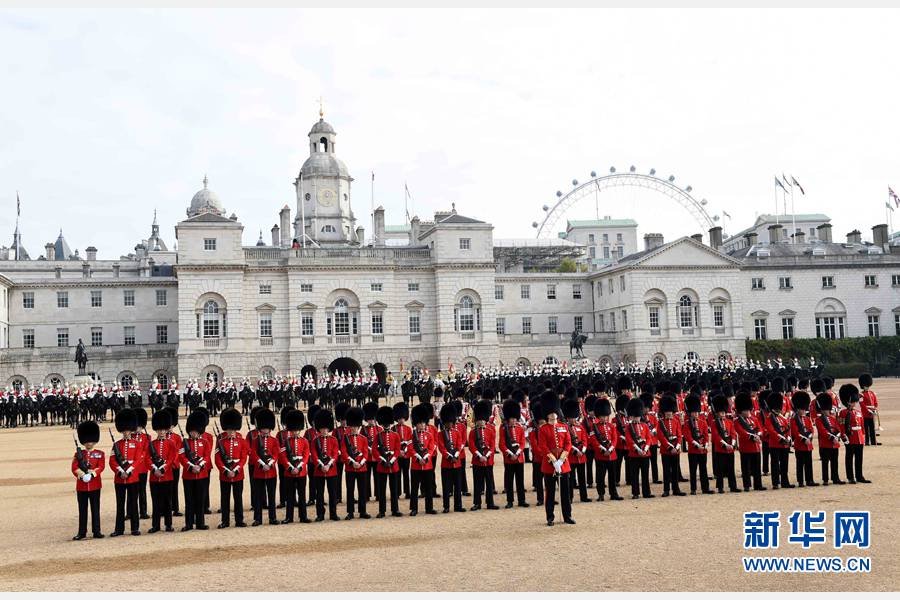 10月20日，對英國進行國事訪問的國家主席習近平出席英國女王伊麗莎白二世在倫敦騎兵檢閱場舉行的隆重歡迎儀式。 新華社記者 饒愛民 攝