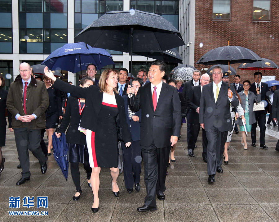 10月21日，國家主席習近平在倫敦參觀帝國理工學院。 新華社記者姚大偉 攝