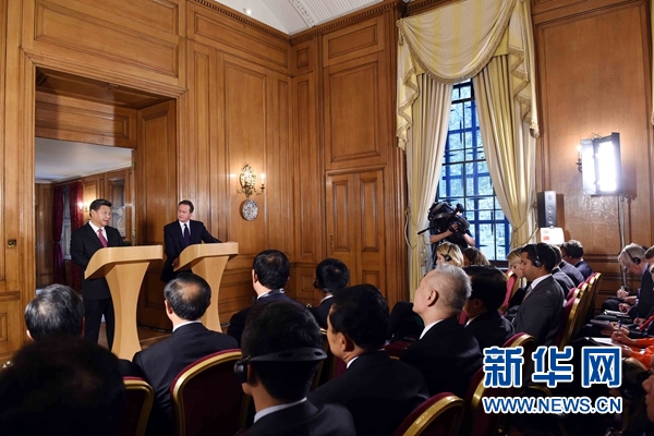 10月21日，國家主席習近平在倫敦唐寧街首相府同英國首相卡梅倫舉行會談。這是會談結束後，習近平和卡梅倫共同會見記者。 新華社記者 饒愛民 攝 