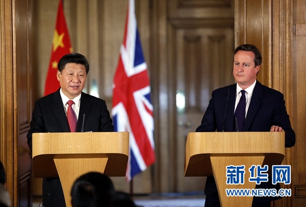 10月21日，國家主席習近平在倫敦唐寧街首相府同英國首相卡梅倫舉行會談。這是會談結束後，習近平和卡梅倫共同會見記者。 新華社記者 鞠鵬 攝 