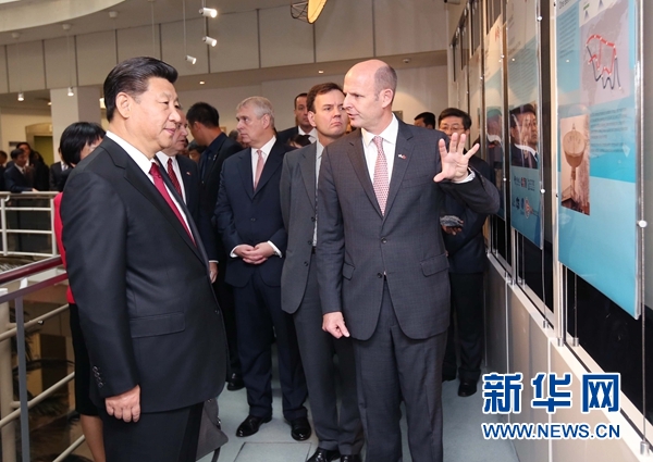 10月22日，國家主席習近平在倫敦參觀國際移動衛星公司。新華社記者 姚大偉 攝 