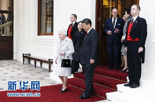 10月22日，國家主席習近平和夫人彭麗媛離開白金漢宮。離開前，英國女王伊麗莎白二世和丈夫菲利普親王專門前來同習近平夫婦親切話別。新華社記者 鞠鵬 攝