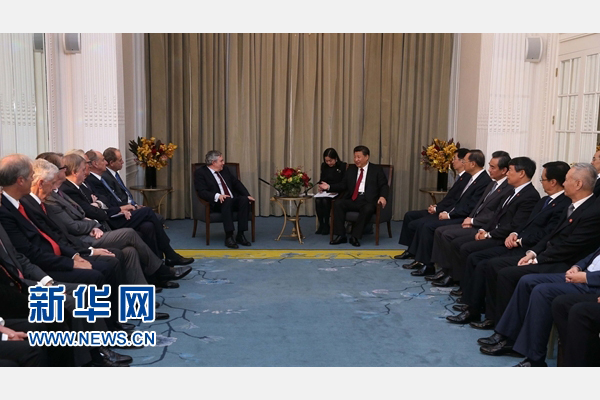 10月22日，國家主席習近平在倫敦集體會見英國前首相布朗等英國友人。新華社記者 龐興雷 攝 