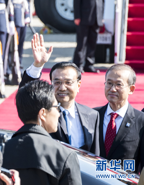 10月31日，應韓國總統樸槿惠邀請，中國國務院總理李克強乘專機抵達韓國首爾城南機場，開始對韓國進行正式訪問。 新華社記者 王曄 攝