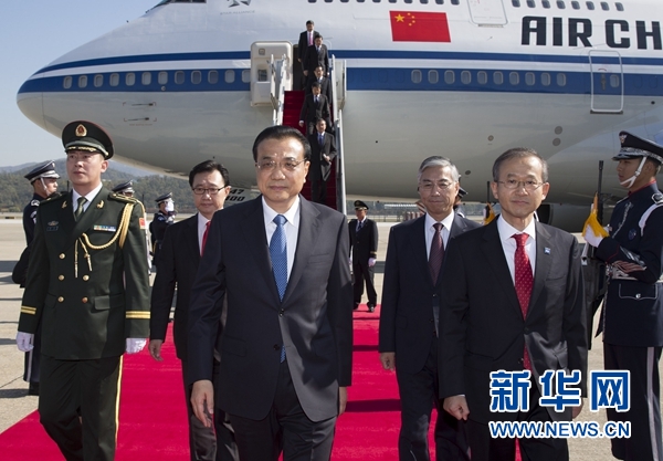 10月31日，應韓國總統樸槿惠邀請，國務院總理李克強乘專機抵達首爾城南機場，開始對韓國進行正式訪問。 新華社記者 黃敬文 攝