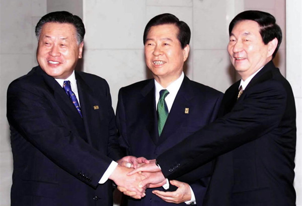新華社傳真照片，新加坡，2000年11月24日   　　朱鎔基總理出席中日韓領導人早餐會 　　2000年11月24日，中國國務院總理朱鎔基出席在新加坡舉行的中日韓領導人早餐會，日本首相森喜朗（左）、韓國總統金大中（中）參加。新華社記者蘭紅光攝（數位傳真照片）