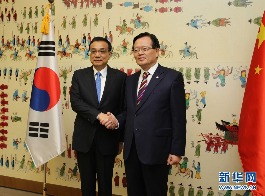 當地時間11月1日上午，國務院總理李克強在首爾國會議事堂會見韓國國會議長鄭義和。 新華社記者 劉衛兵 攝 