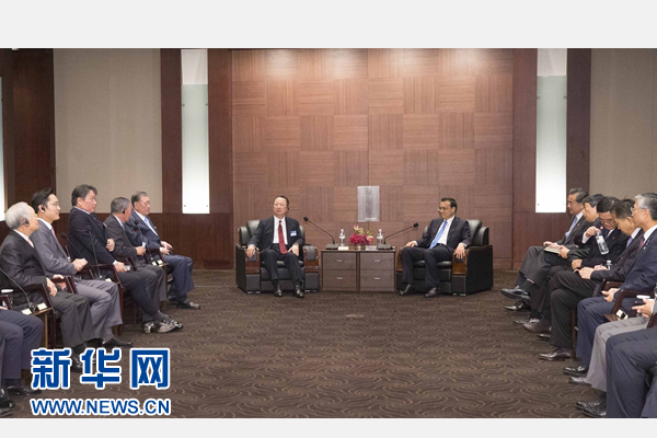 當地時間11月1日上午，國務院總理李克強在首爾下榻飯店會見韓國主要企業負責人。 新華社記者 黃敬文 攝 