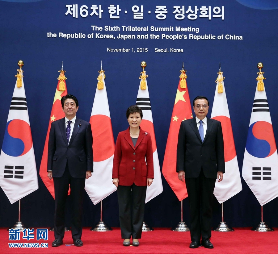 當地時間11月1日下午，第六次中國、日本、韓國領導人會議在首爾舉行。中國國務院總理李克強、韓國總統樸槿惠和日本首相安倍晉三出席會議。新華社記者 劉衛兵 攝 