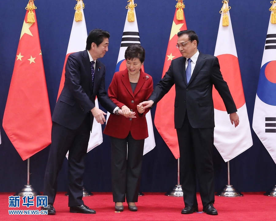 11月1日，第六次中國、日本、韓國領導人會議在首爾舉行。中國國務院總理李克強、韓國總統樸槿惠和日本首相安倍晉三出席會議。 新華社記者 劉衛兵 攝 