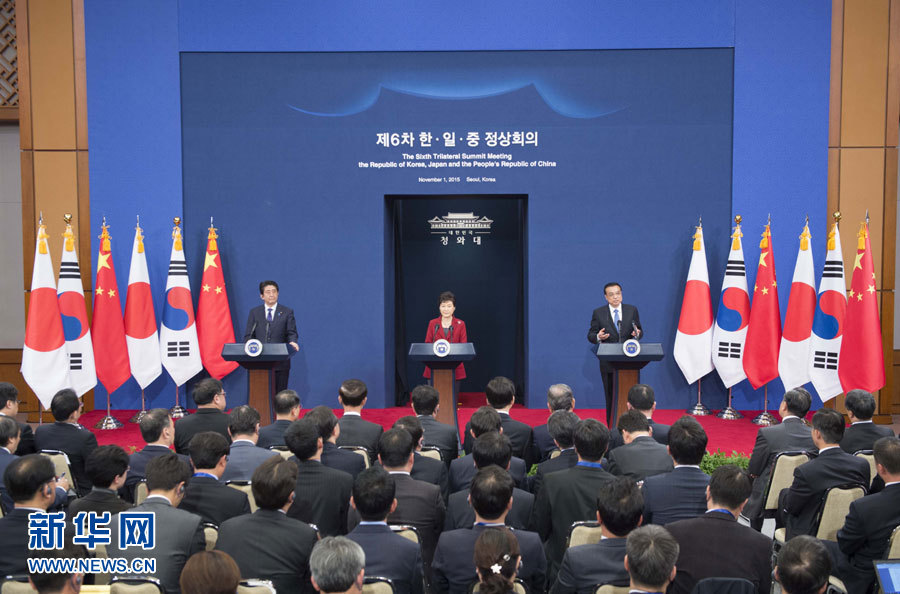 當地時間11月1日下午，國務院總理李克強在第六次中日韓領導人會議後，與韓國總統樸槿惠、日本首相安倍晉三共同會見記者。 新華社記者 王曄攝