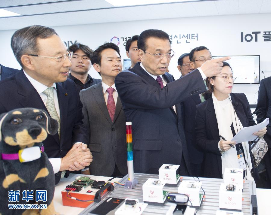 當地時間11月2日，正在韓國訪問的中國國務院總理李克強參觀京畿道創造經濟革新中心。 新華社記者王曄攝 