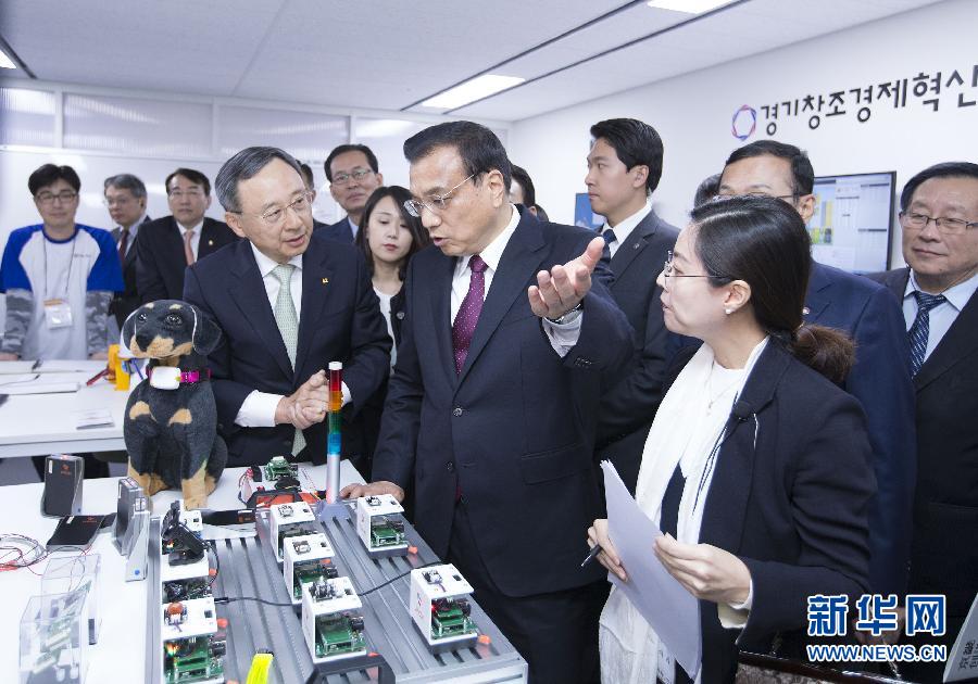 當地時間11月2日上午，正在韓國訪問的國務院總理李克強參觀京畿道創造經濟革新中心。這是李克強參觀物聯網技術實驗室。 新華社記者 黃敬文攝 