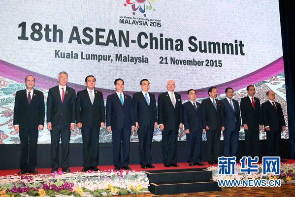 11月21日，國務院總理李克強在馬來西亞吉隆坡出席第十八次中國-東盟（10+1）領導人會議並發表講話。這是與會領導人集體合影。新華社記者 劉衛兵 攝
