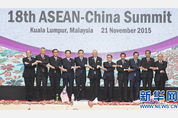  11月21日，國務院總理李克強在馬來西亞吉隆坡出席第十八次中國-東盟（10+1）領導人會議並發表講話。這是與會領導人集體合影。新華社記者 黃敬文 攝