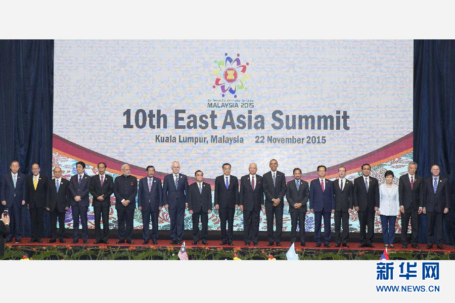 11月22日，國務院總理李克強在馬來西亞吉隆坡出席第十屆東亞峰會。這是峰會開始前，與會領導人合影。 新華社記者黃敬文攝 