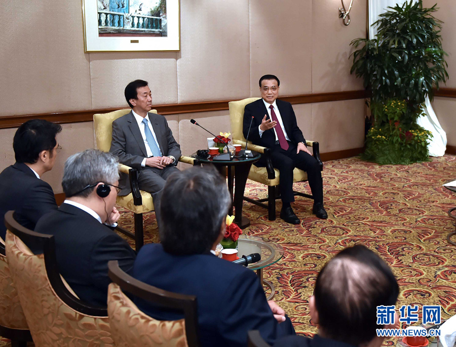  11月23日，國務院總理李克強在吉隆坡下榻飯店會見馬來西亞經濟工商界代表並同他們親切交流。 新華社記者 李濤 攝